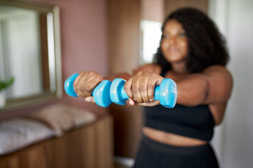 woman using free weights